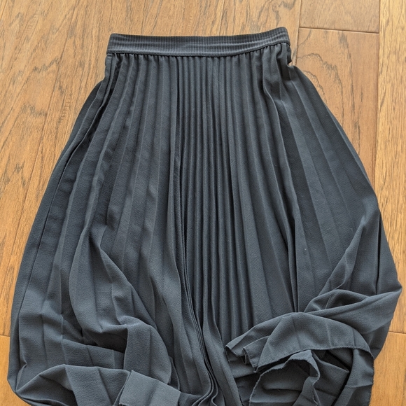 H&M Midi Skirt - Picture 2 of 3